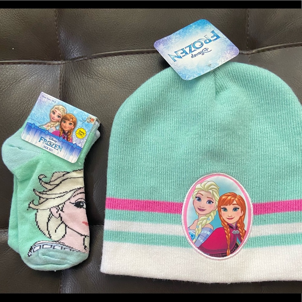 NEW Disney Frozen Elsa And Anna Beanie and Socks